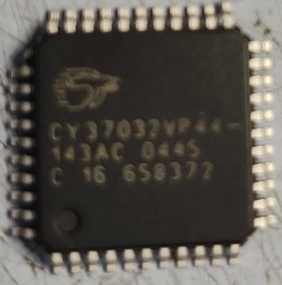 Cypress CY37032VP44 CPLD regulator chip — surface-mount integrated circuit